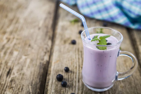 Batidos o yogurt con bayas frescas sobre una mesa de madera . —  Fotos de Stock