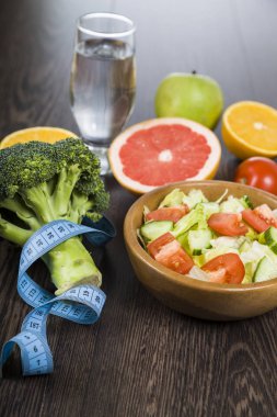 Diyet ve koyu ahşap bir masa kasette ölçme için gıda. 