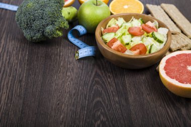 Diyet ve koyu ahşap bir masa kasette ölçme için gıda. 