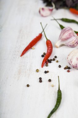 Sebze ve ahşap bir masa içinde baharatlar.