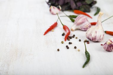 Sebze ve ahşap bir masa içinde baharatlar.