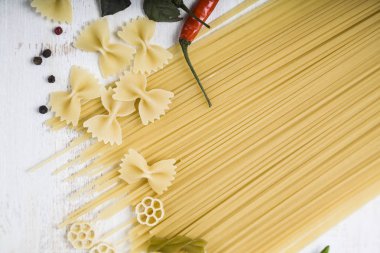 Pişmemiş makarna ve baharat ahşap tablo. 