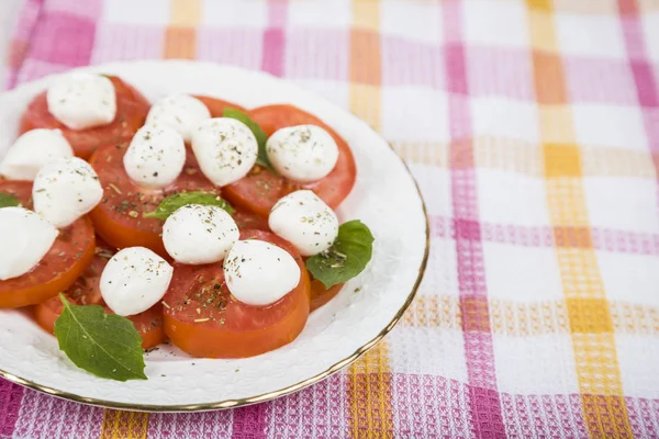 Salada Caprese em uma mesa de madeira . — Fotografia de Stock