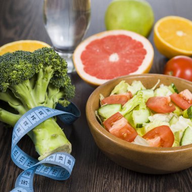 Diyet ve koyu ahşap bir masa kasette ölçme için gıda. 