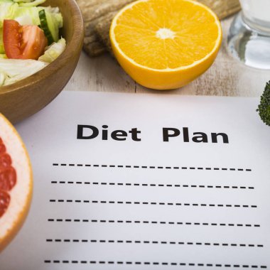 Gıda ve Kağıt ahşap bir masa üzerinde bir diyet planı ile. 