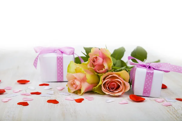 핑크 장미, 선물 및 나무 배경에 마음. — 스톡 사진