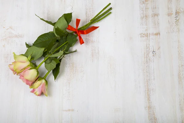 Pink roses on a wooden background. — Stock Photo, Image