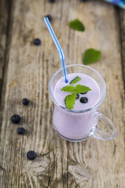 Smoothies of yoghurt met verse bessen op een houten tafel. — Stockfoto