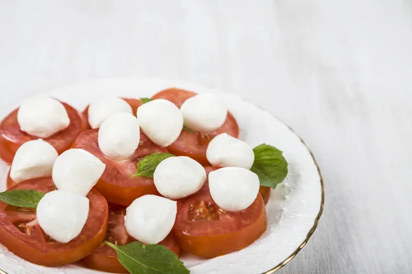 Caprese-Salat auf einem Holztisch. — Stockfoto