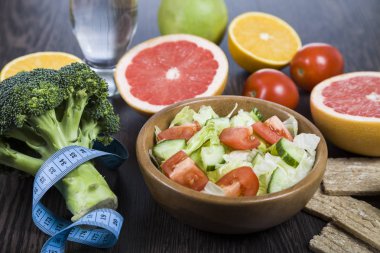 Diyet ve koyu ahşap bir masa kasette ölçme için gıda.  