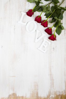 Ahşap arka planda kırmızı güller. 