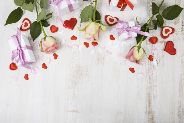 ピンクのバラ、ギフト、木製の背景に心. — ストック写真