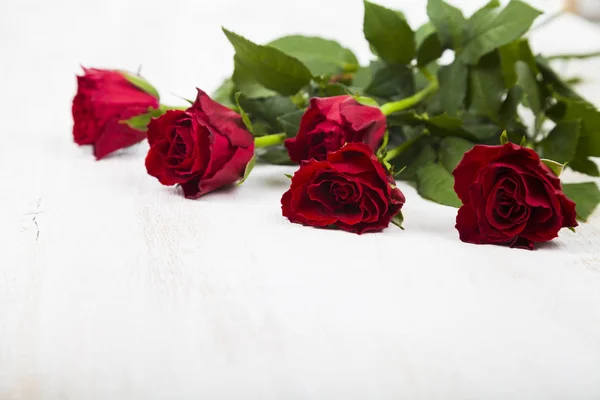 Red roses on a wooden background. — Stock Photo, Image
