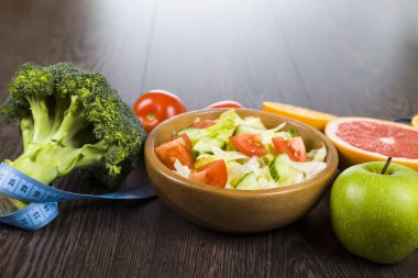 Diyet ve koyu ahşap bir masa kasette ölçme için gıda. 