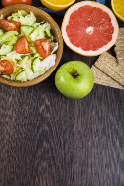 Diyet ve koyu ahşap bir masa kasette ölçme için gıda. 