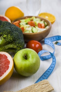 Gıda diyet ahşap bir masa için.