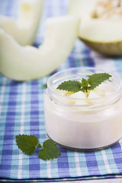 Joghurt mit Melone. köstliches Milchdessert zum Frühstück. — Stockfoto