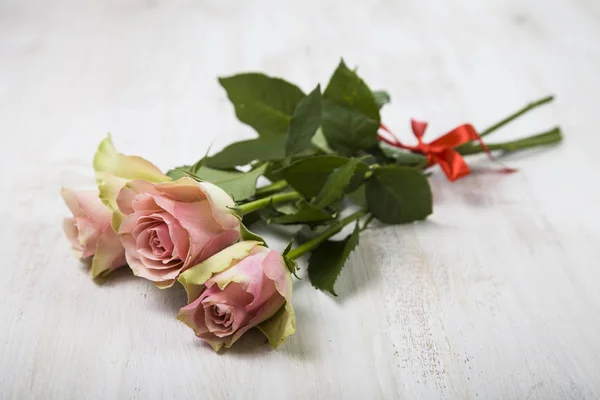 Pink roses  on a wooden background. — Stock Photo, Image