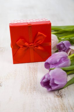 Lale ve bir hediye ahşap arka plan üzerinde oluşan. 