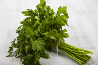 Hafif ahşap arka plan üzerinde taze maydanoz.