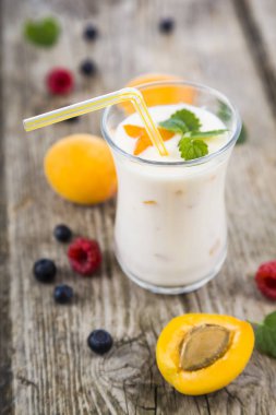 Smoothies veya yoğurt ahşap bir masa üzerinde taze çilek ile. 