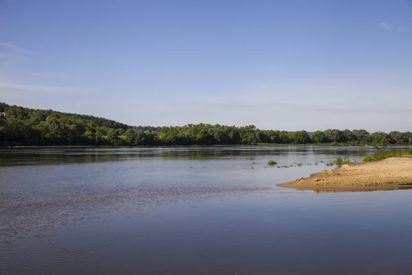 Красивий краєвид з річкою і піщаним пляжем на літньому д — стокове фото