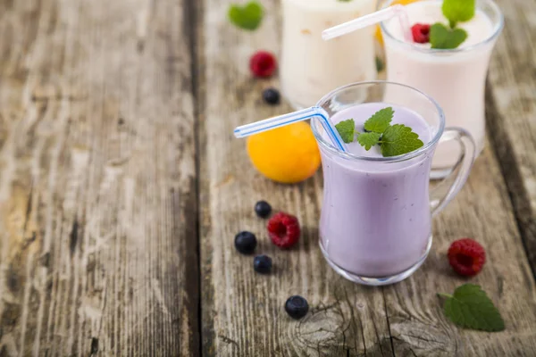 Três copos com smoothies ou iogurte com bagas frescas em um — Fotografia de Stock