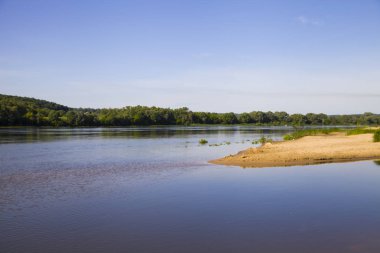 bir nehir ve kumlu bir plaj üzerinde bir yaz d ile güzel manzara