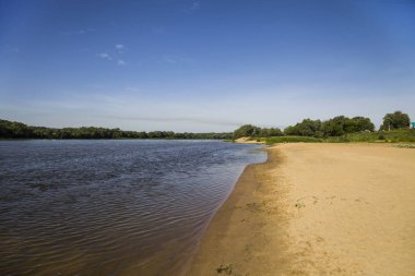 bir nehir ve kumlu bir plaj üzerinde bir yaz d ile güzel manzara
