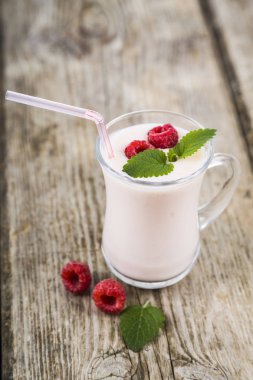 Smoothies veya yoğurt ahşap bir masa üzerinde taze çilek ile. 