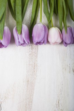 ahşap zemin üzerine lale buketi. 