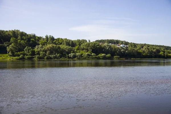 Красивий краєвид з річкою і піщаним пляжем на літньому д — стокове фото