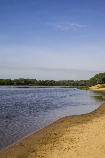 Bela paisagem com um rio e uma praia de areia em um verão d — Fotografia de Stock