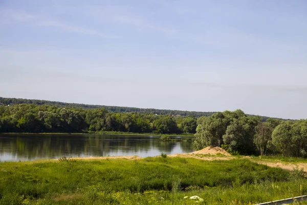 Krásná krajina s řekou a písečná pláž na ostrově letní d — Stock fotografie