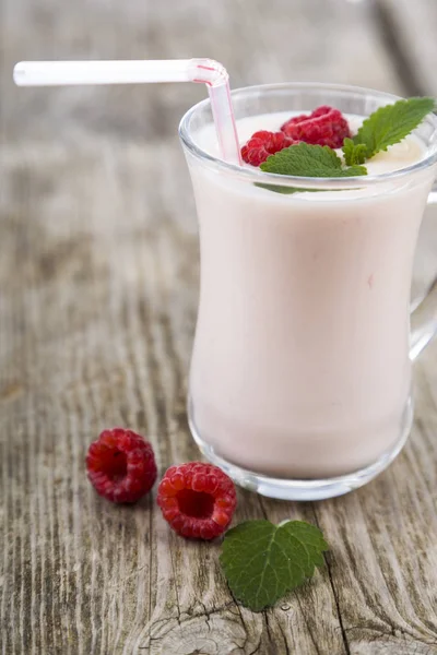 Batidos o yogurt con bayas frescas sobre una mesa de madera . —  Fotos de Stock