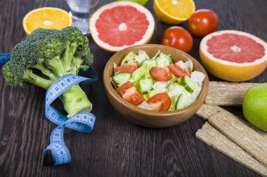 Gıda diyet ahşap bir masa için.  