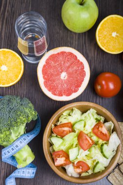 Gıda diyet ahşap bir masa için.  