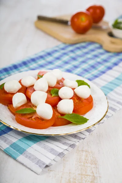 Salát Caprese na dřevěný stůl. — Stock fotografie