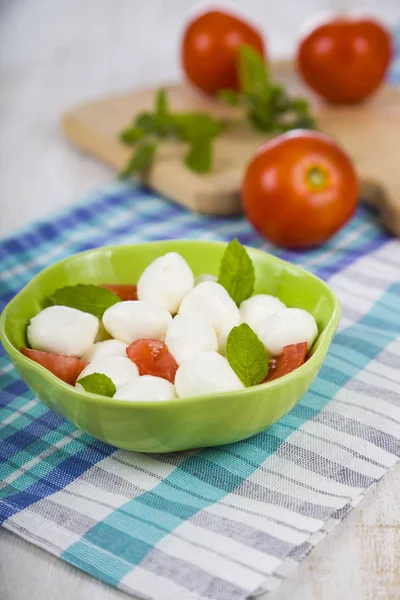 Caprese-Salat auf einem Holztisch. — Stockfoto