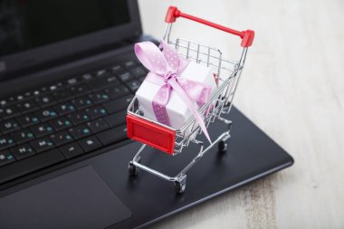 Alışveriş sepeti hediye kutusu laptop ile. Bağlantılı alışveriş kavramı