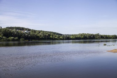 bir nehir ve kumlu bir plaj üzerinde bir yaz d ile güzel manzara