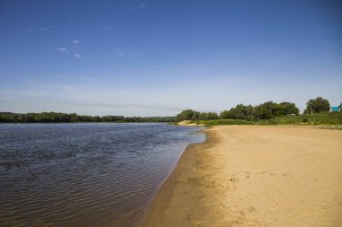 bir nehir ve kumlu bir plaj üzerinde bir yaz d ile güzel manzara