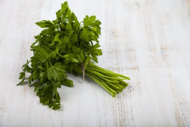 Hafif ahşap arka plan üzerinde taze maydanoz.