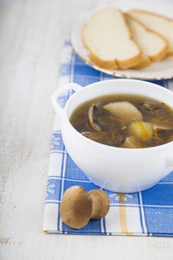 Ahşap bir masa üzerinde yabani mantar çorbası. 