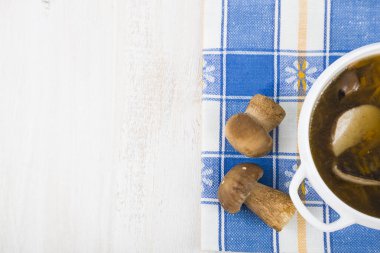 Ahşap bir masa üzerinde yabani mantar çorbası. 