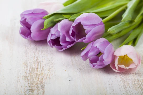 Bouquet de tulipes sur fond bois . — Photo