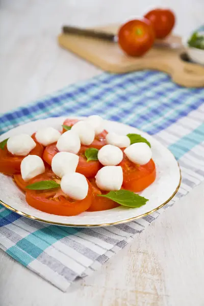 Caprese saláta egy fából készült asztal. — Stock Fotó