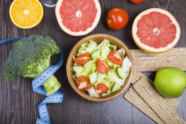 Gıda diyet ahşap bir masa için.  