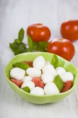 Ahşap bir masa üzerinde Caprese salatası.  
