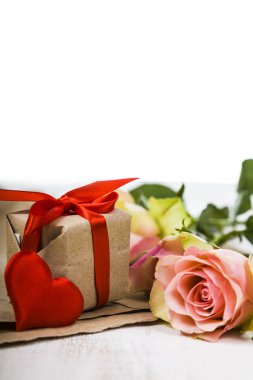 Pembe Gül, hediye ve kalpleri bir ahşap zemin üzerine. 